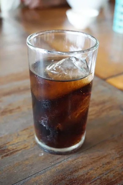 Verre Cola Avec Glace Sur Table Bois — Photo