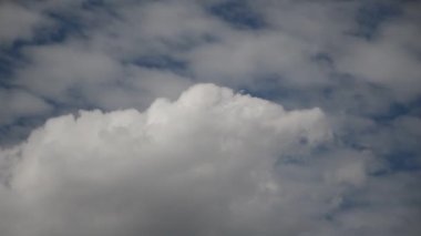 Mavi gökyüzü ve beyaz bulut