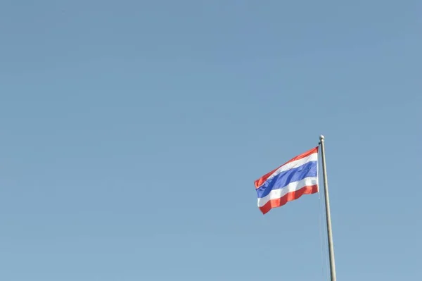 Drapeau Thaïlandais Sur Ciel Bleu — Photo