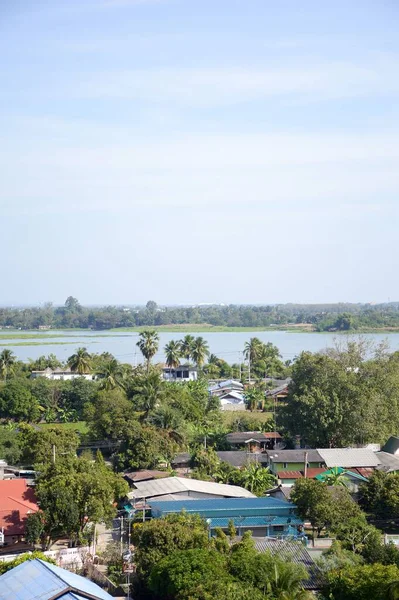 Tayland 'ın Kanchanaburi bölgesindeki köy, nehir ve dağın manzarasını görmek için dağdaki tapınağa bakın.