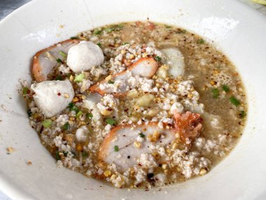 Masadaki tatlı erişteyi kapat.