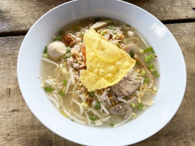 Ahşap masada Tom Lezzetli şehriye