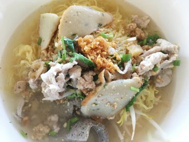 Masadaki Tom Lezzetli Erişteyi kapat.