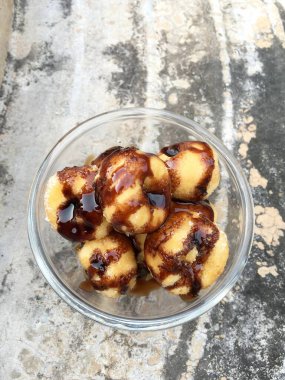 Çimento zemininde tatlı çikolatalı çörek