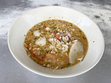 Masadaki Tom Lezzetli Erişteyi kapat.