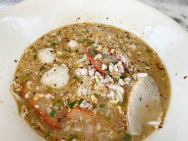 Masadaki Tom Lezzetli Erişteyi kapat.