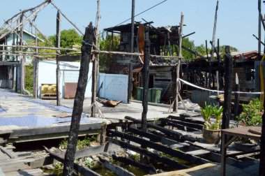 Yangından sonraki ahşap ev.