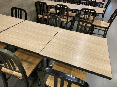 Tahta sandalye ve masa. 