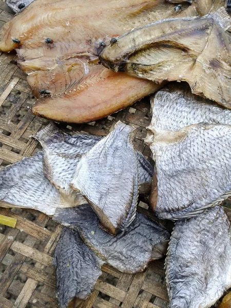 Secco Pesce Tilapia Del Nilo Salato Sul Pavimento Bambù — Foto Stock