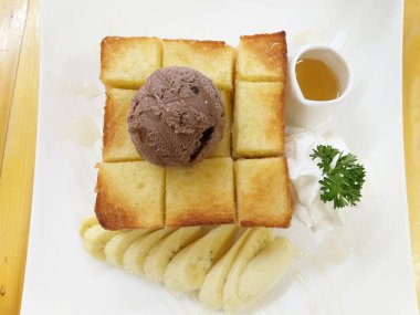 Dondurma ve tatlı ekmek.