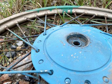 Yerdeki demir tekerleği kapat.