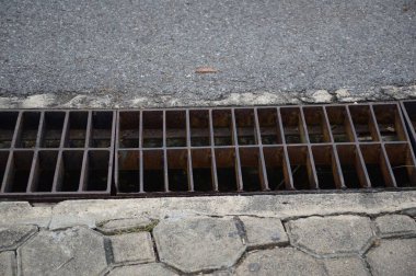 Yerde eski ızgara var.