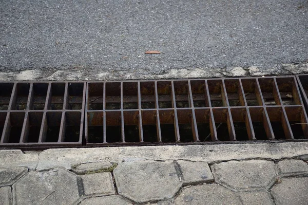 Yerde eski ızgara var.