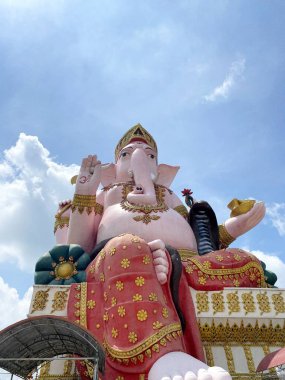 12 Haziran 2018: Chachoengsao Tayland 'daki Wat Prongarkat' taki büyük pembe ganesh heykelini kapatın