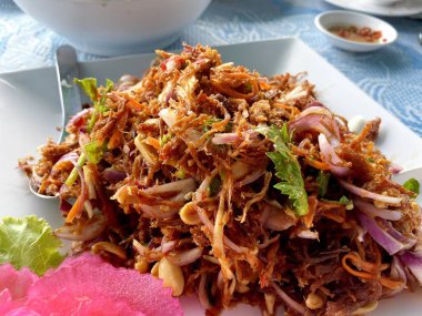 Tayland usulü baharatlı bitkisel yemek.