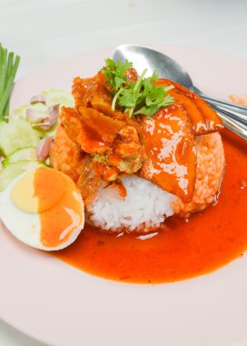 Barbuced kırmızı domuz eti ve gevrek domuz soslu pilav ile