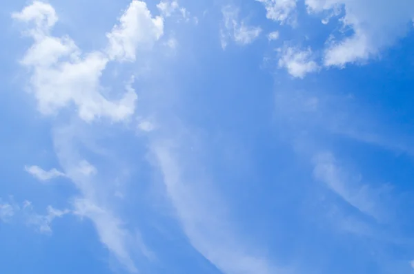 Ciel bleu et nuage blanc — Photo