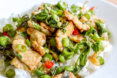 Fesleğen yaprakları ve baharatlı domuz kızarmış sıcak pilav