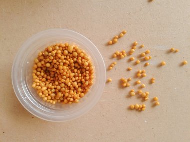 ahşap tahta üzerinde kahverengi gübre granül