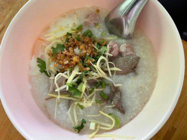 Tayland yemeğiyle domuz çorbası ve pilav.