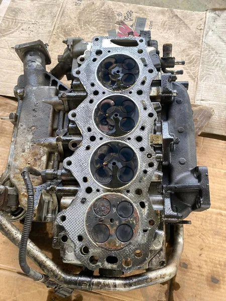 Garajdaki araba tamircisi.