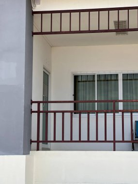 Bir binanın beyaz balkonu