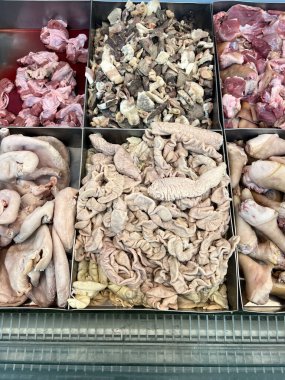 Yemek dükkanında çiğ domuz ve tavuk kapat.