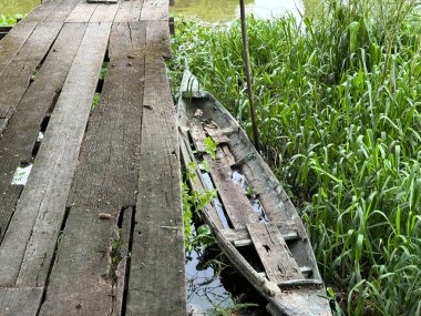 Nehirdeki eski ahşap tekne.