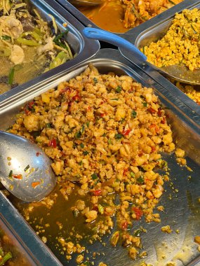 Markette domuz etli kızarmış fesleğen