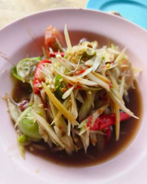 Tayland usulü baharatlı papaya salatası, papaya salatası, Tayland yemeği tarzı.