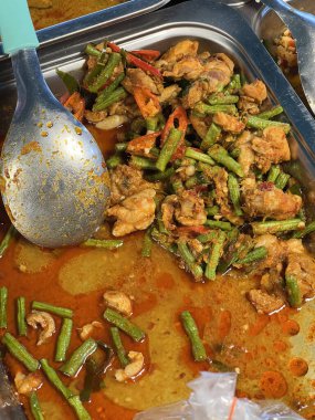 Sebzeli ve baharatlı kızarmış tavuk.