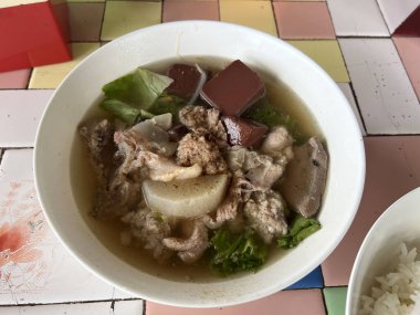 Sebzeli domuz çorbası.