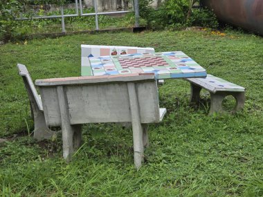 Parkta çimento tezgahı.