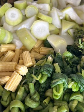 Taze sebze ve baharatları kapatın.