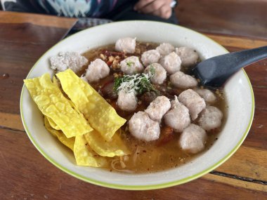 Thai baharatlı domuz etli şehriye.