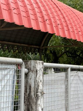 Eski metal çit ve gri beton duvar