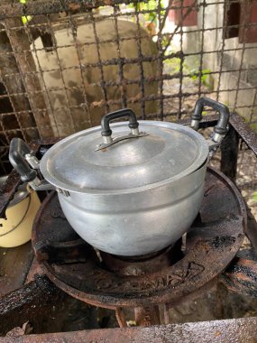 Mutfaktaki masada eski demir soba ve esrar var..