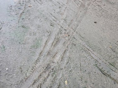 Şehirdeki ıslak yol.