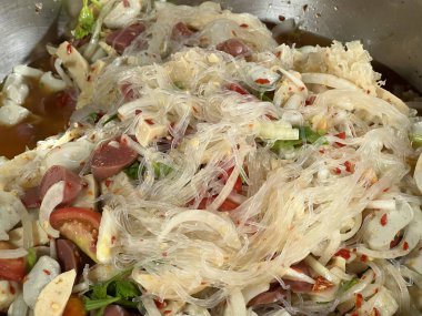 Lezzetli Asya mutfağı, köfte salatası ve cam erişte manzarası.