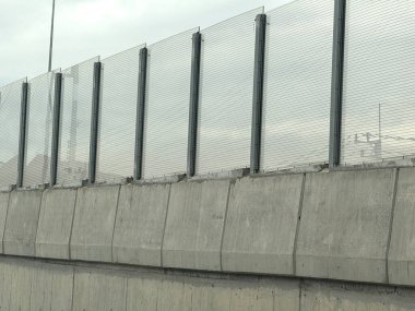 Gökyüzünün arka planında dikenli teller olan çitler.