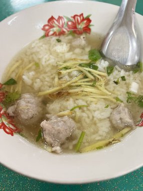 Domuz çorbası ve pilav.