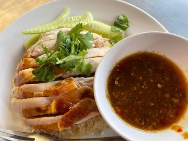 Baharatlı tavuk, baharatlı çorba ve pilav.