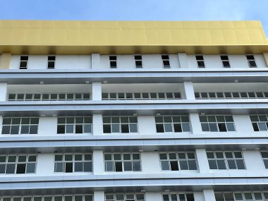 Modern bir binanın cephesi.