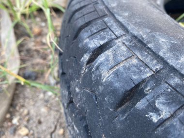 Yolda lastik var.
