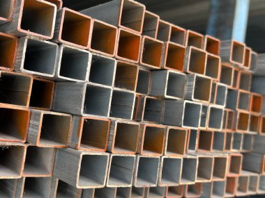 Metal ürünler deposundaki paketlerde dikdörtgen kesitli metal profil borusu