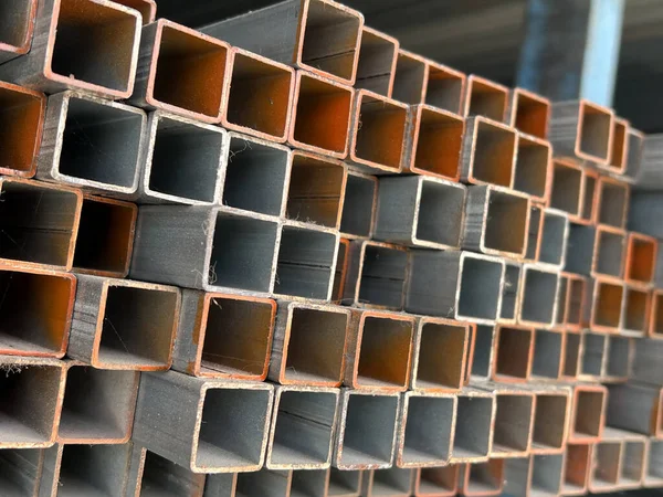 Metal ürünler deposundaki paketlerde dikdörtgen kesitli metal profil borusu