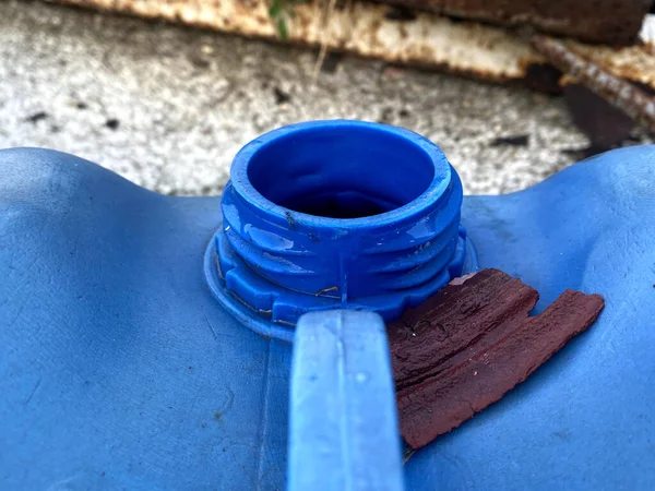 Bir galonluk deliği kapat.