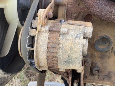 Eski paslı araba motoru, kapat - kapat