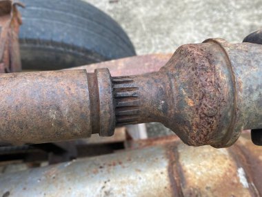 Büyük metal borusu olan eski bir araba motoru.