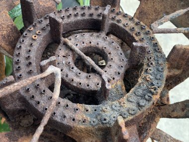 Bahçedeki paslı metal gaz ocağı..